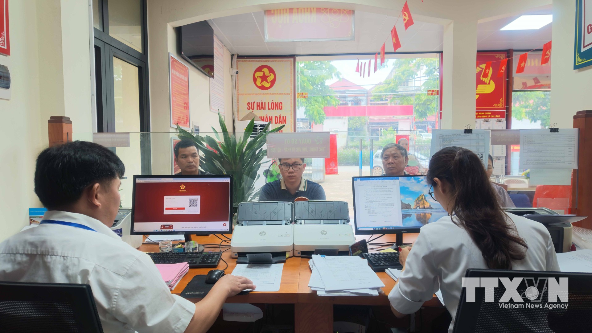 Người dân thực hiện giải quyết Thủ tục hành chính tại Trung tâm Phục vụ Hành chính công xã Chi Lăng, tỉnh Lạng Sơn. (Ảnh: Quang Duy/TTXVN)
